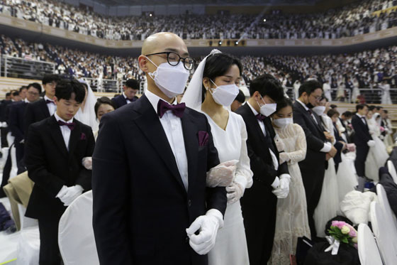 في الصحة والمرض.. شاهد زفافا جماعيا في زمن 