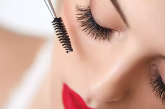 احصلي على رموش أكثر كثافة باستخدام الماسكارا في 5 خطوات صورة رقم 1