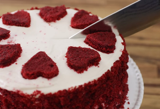 كعكة عيد الحب المخملية الحمراء بطريقة سهلة وسريعة التحضير صورة رقم 6 كعكة عيد الحب المخملية الحمراء بطريقة سهلة وسريعة التحضير صورة رقم 6