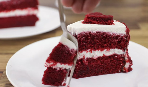 كعكة عيد الحب المخملية الحمراء بطريقة سهلة وسريعة التحضير صورة رقم 7 كعكة عيد الحب المخملية الحمراء بطريقة سهلة وسريعة التحضير صورة رقم 7