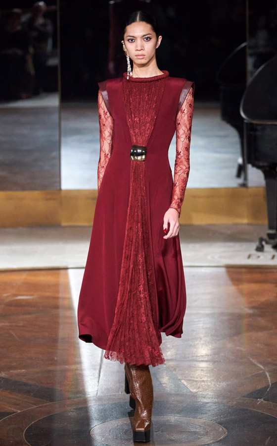 قصة اللون الأحمر وتاريخه.. من زمن الفينيقيين حتى أزياء 2020 صورة رقم 8