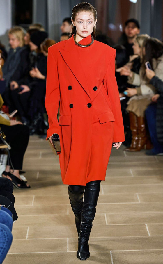 قصة اللون الأحمر وتاريخه.. من زمن الفينيقيين حتى أزياء 2020 صورة رقم 9