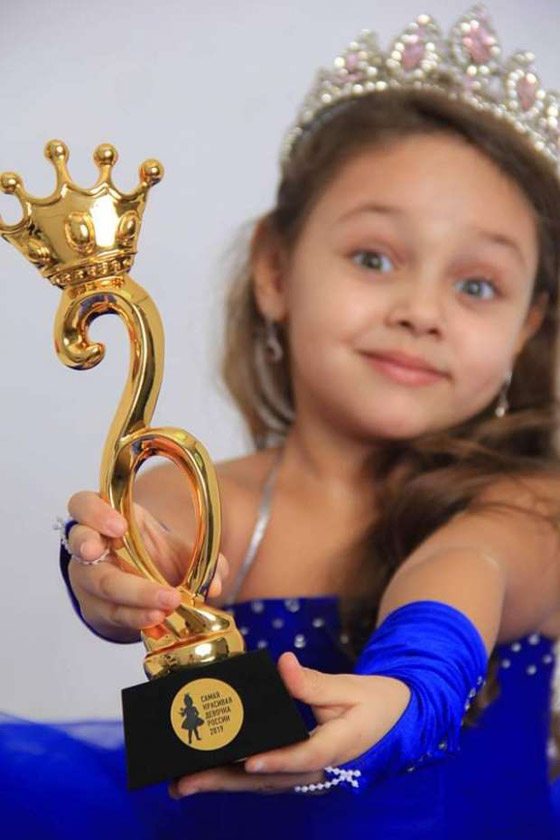 مصرية تفوز بتاج ملكة جمال أطفال روسيا.. (تيا حسن) أبهرت العالم صورة رقم 11