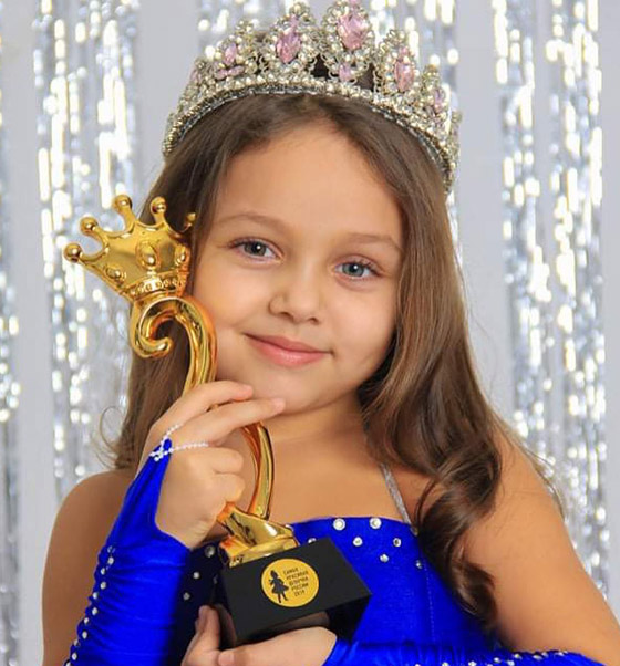 مصرية تفوز بتاج ملكة جمال أطفال روسيا.. (تيا حسن) أبهرت العالم صورة رقم 1