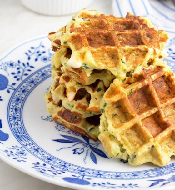 إليكم طريقة تحضير وافل الكوسا لفطور صباحي صحي ولذيذ خفيف صورة رقم 1