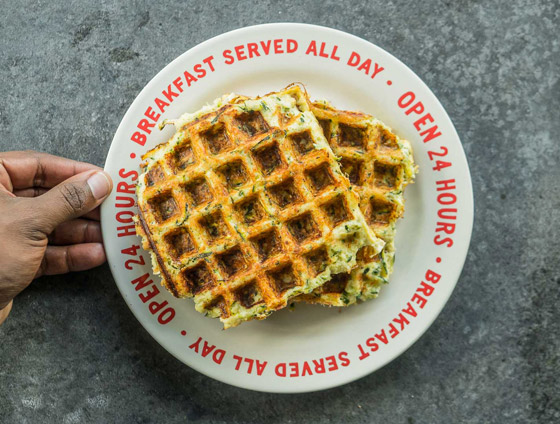 إليكم طريقة تحضير وافل الكوسا لفطور صباحي صحي ولذيذ خفيف صورة رقم 5