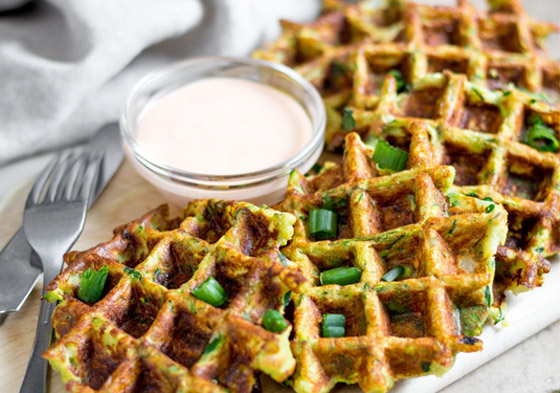 إليكم طريقة تحضير وافل الكوسا لفطور صباحي صحي ولذيذ خفيف صورة رقم 11