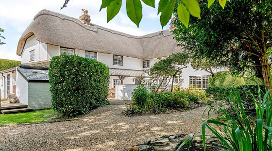 كوخ مستوحى من القصص الخيالية بمليون دولار صورة رقم 3