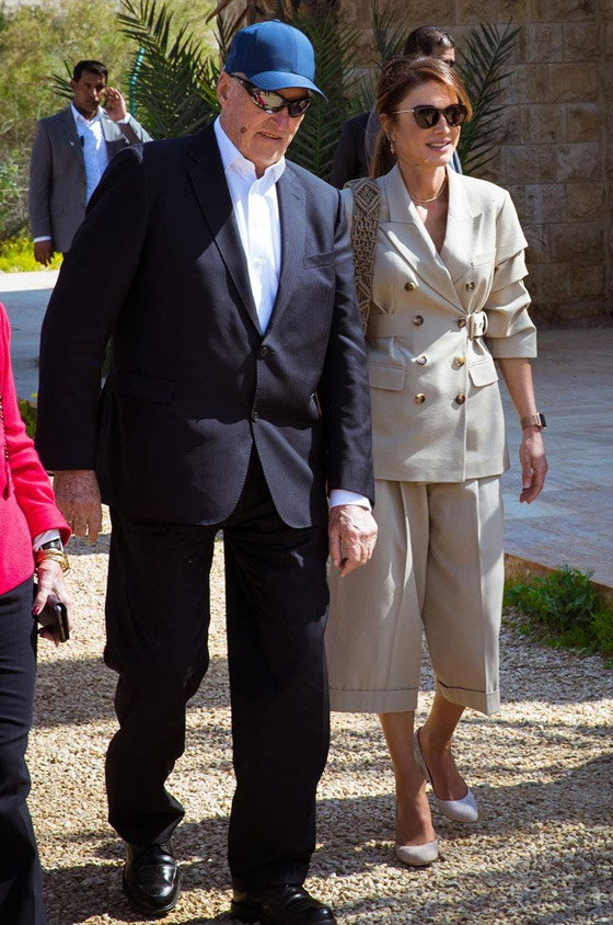 بالصور.. الملكة رانيا ترتدي أبرز لونين لهذا الموسم صورة رقم 2 بالصور.. الملكة رانيا ترتدي أبرز لونين لهذا الموسم صورة رقم 2