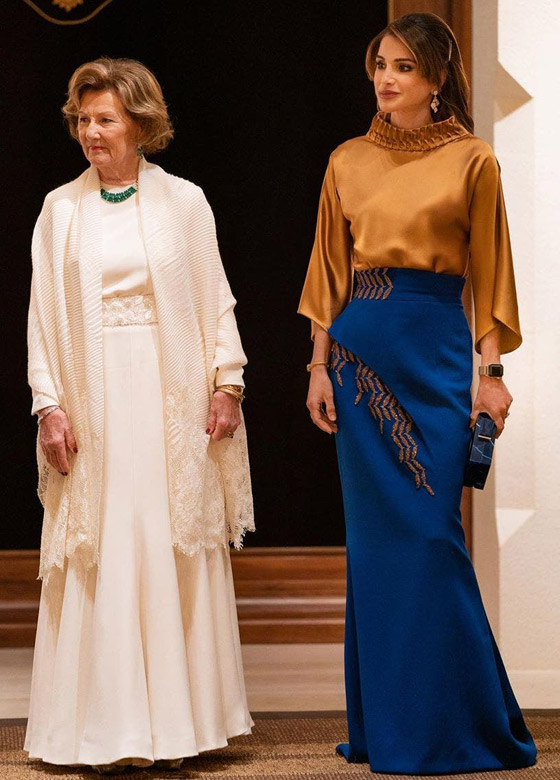 بالصور.. الملكة رانيا ترتدي أبرز لونين لهذا الموسم صورة رقم 4 بالصور.. الملكة رانيا ترتدي أبرز لونين لهذا الموسم صورة رقم 4