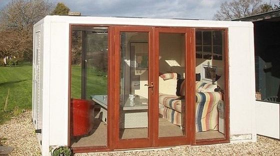 يحوّل عربة سجن إلى منزل صيفي مدهش صورة رقم 2