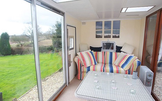 يحوّل عربة سجن إلى منزل صيفي مدهش صورة رقم 4