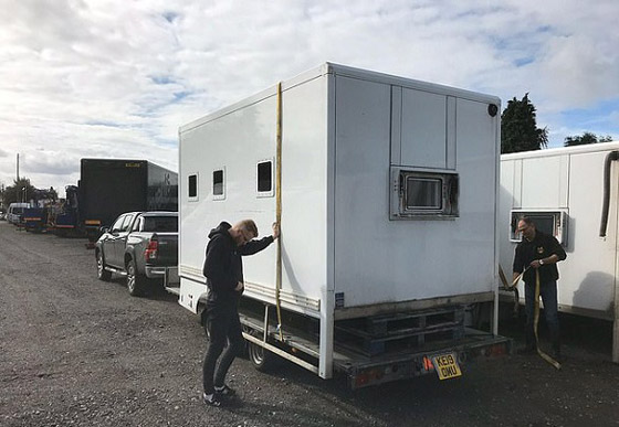 يحوّل عربة سجن إلى منزل صيفي مدهش صورة رقم 5