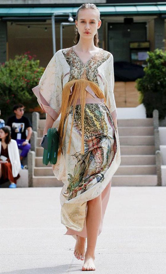 بالصور: قفاطين وجلابيات مطبعة موضة ربيع 2020 بحسب شكل الجسم صورة رقم 13