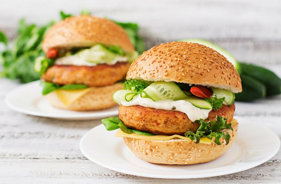 إليكم طريقة تحضير برجر السمك مع صلصة الترتار بطعم رائع ولذيذ صورة رقم 4