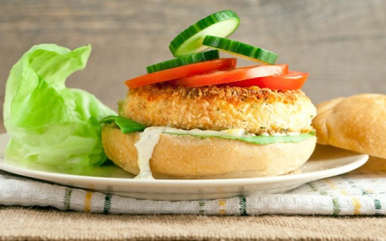 إليكم طريقة تحضير برجر السمك مع صلصة الترتار بطعم رائع ولذيذ صورة رقم 5