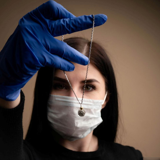 قلادة فيروس كورونا.. شركة مجوهرات روسية 