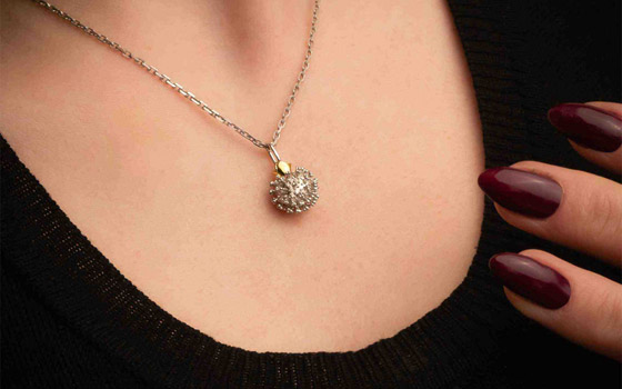 قلادة فيروس كورونا.. شركة مجوهرات روسية 