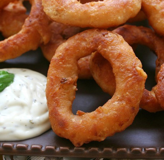 إليكم طريقة تحضير حلقات البصل المشوية بسعرات حرارية أقل صورة رقم 1