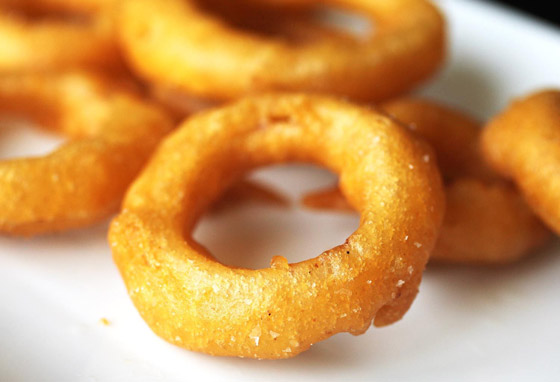 إليكم طريقة تحضير حلقات البصل المشوية بسعرات حرارية أقل صورة رقم 3