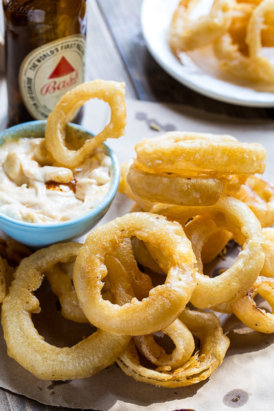 إليكم طريقة تحضير حلقات البصل المشوية بسعرات حرارية أقل صورة رقم 7