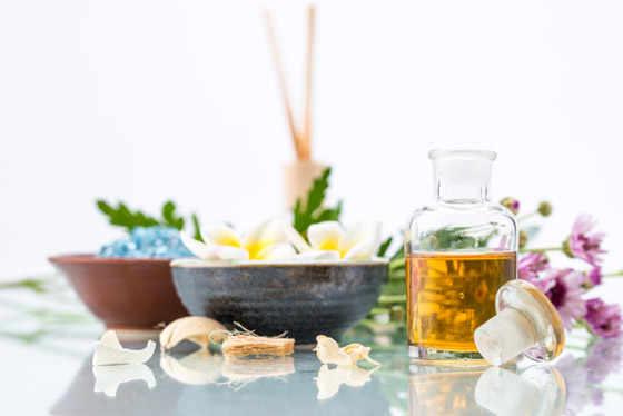 العلاج بالعطور.. زيوت أساسية لتخفيف التوتر في فترة الحجر المنزلي صورة رقم 4 العلاج بالعطور.. زيوت أساسية لتخفيف التوتر في فترة الحجر المنزلي صورة رقم 4