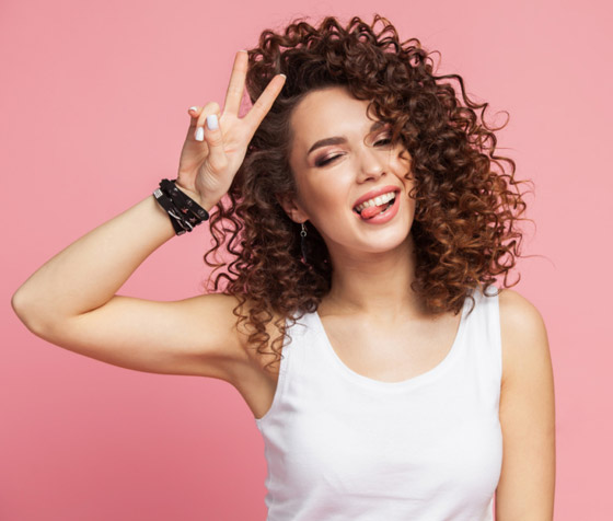 يجب الانتباه.. 9 أخطاء ترتكبها صاحبات الشعر المجعد! صورة رقم 1