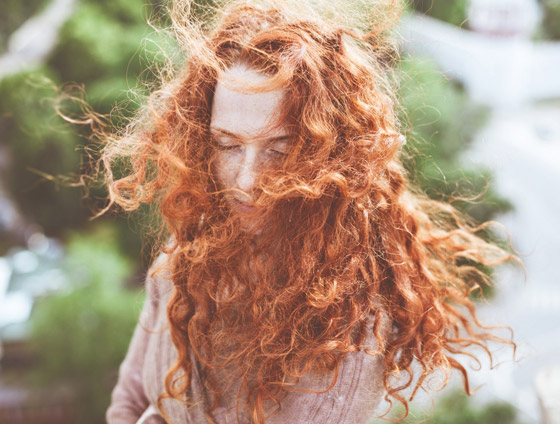 يجب الانتباه.. 9 أخطاء ترتكبها صاحبات الشعر المجعد! صورة رقم 3