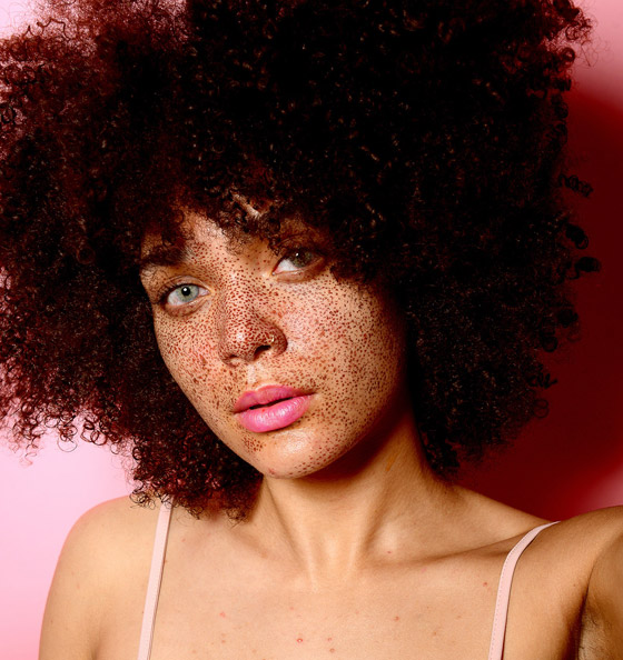 يجب الانتباه.. 9 أخطاء ترتكبها صاحبات الشعر المجعد! صورة رقم 5