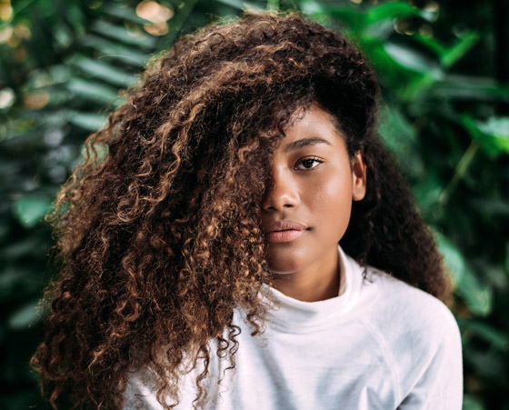 يجب الانتباه.. 9 أخطاء ترتكبها صاحبات الشعر المجعد! صورة رقم 7