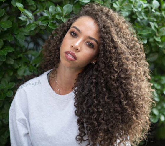 يجب الانتباه.. 9 أخطاء ترتكبها صاحبات الشعر المجعد! صورة رقم 9