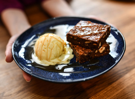 مقرمشة وغنية بالشوكولاتة.. إليكم طريقة تحضير شوكليت كرانش براوني صورة رقم 2
