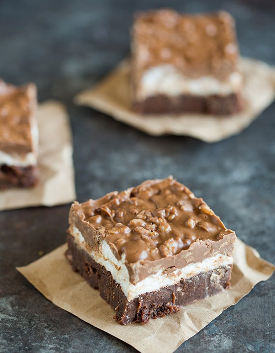 مقرمشة وغنية بالشوكولاتة.. إليكم طريقة تحضير شوكليت كرانش براوني صورة رقم 5