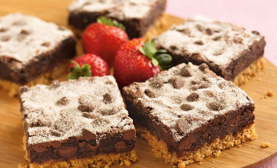 مقرمشة وغنية بالشوكولاتة.. إليكم طريقة تحضير شوكليت كرانش براوني صورة رقم 6