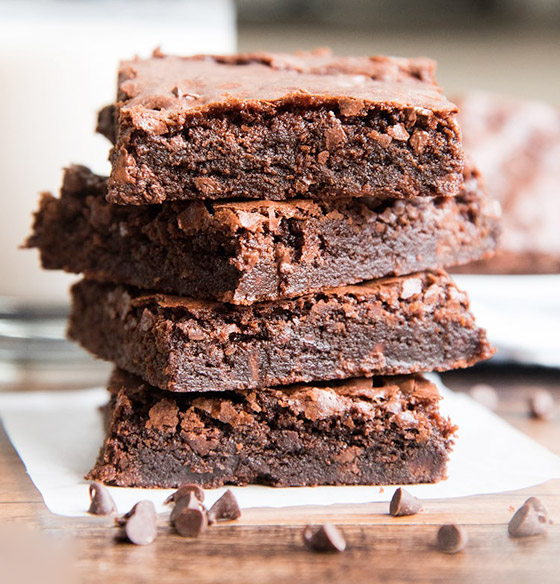 مقرمشة وغنية بالشوكولاتة.. إليكم طريقة تحضير شوكليت كرانش براوني صورة رقم 7