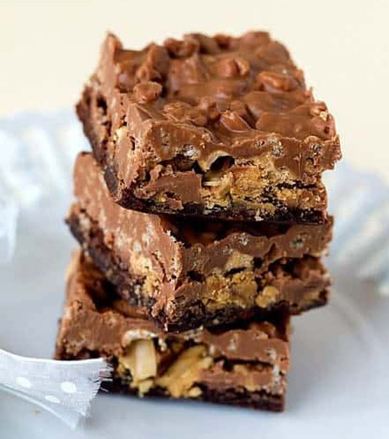 مقرمشة وغنية بالشوكولاتة.. إليكم طريقة تحضير شوكليت كرانش براوني صورة رقم 9