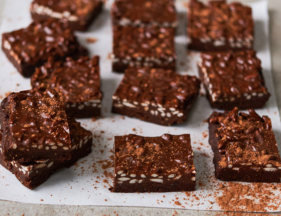 مقرمشة وغنية بالشوكولاتة.. إليكم طريقة تحضير شوكليت كرانش براوني صورة رقم 12