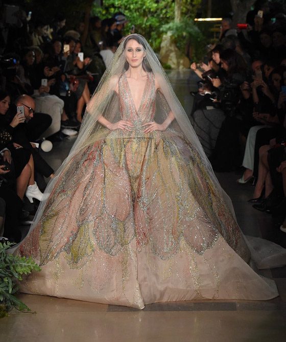 بالصور: إليكم 10 لحظات لا تُنسى في تاريخ أشهر عروض الأزياء! صورة رقم 2