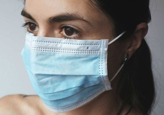 كأن يتدلى على عنقك.. 5 أخطاء عند ارتداء أقنعة الوجه للوقاية من كورونا صورة رقم 1