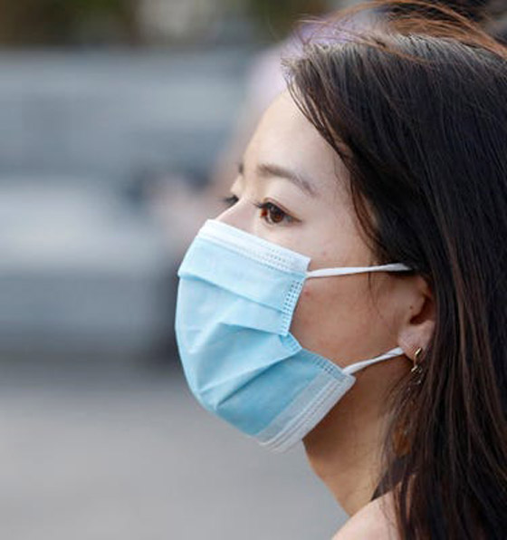 كأن يتدلى على عنقك.. 5 أخطاء عند ارتداء أقنعة الوجه للوقاية من كورونا صورة رقم 5