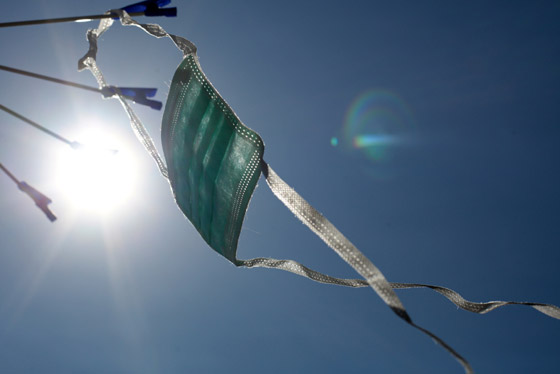 كأن يتدلى على عنقك.. 5 أخطاء عند ارتداء أقنعة الوجه للوقاية من كورونا صورة رقم 2