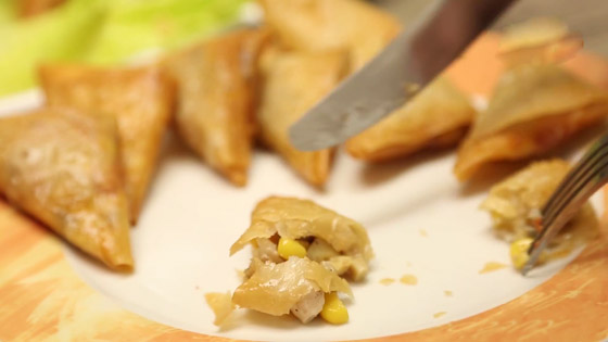 طريقة تحضير سمبوسة الدجاج بالفطر لأشهى المقبلات الرمضانية صورة رقم 4