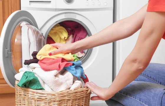 هل في بيتك مصاب بفيروس كورونا؟.. هكذا تغسل ملابسه صورة رقم 3