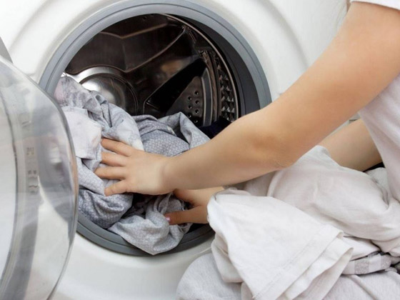 هل في بيتك مصاب بفيروس كورونا؟.. هكذا تغسل ملابسه صورة رقم 1