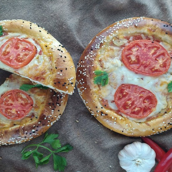 طريقة تحضير بيتزا بالطماطم والموزاريلا السهلة والشهية للسحور صورة رقم 1 طريقة تحضير بيتزا بالطماطم والموزاريلا السهلة والشهية للسحور صورة رقم 1