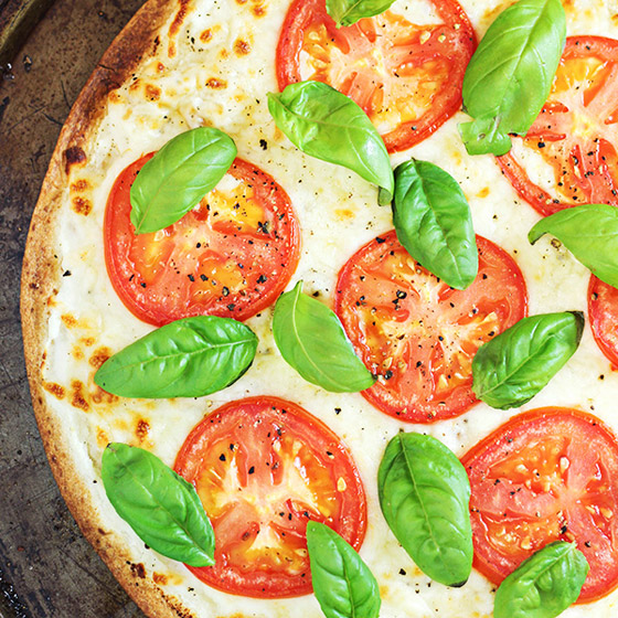 طريقة تحضير بيتزا بالطماطم والموزاريلا السهلة والشهية للسحور صورة رقم 4 طريقة تحضير بيتزا بالطماطم والموزاريلا السهلة والشهية للسحور صورة رقم 4