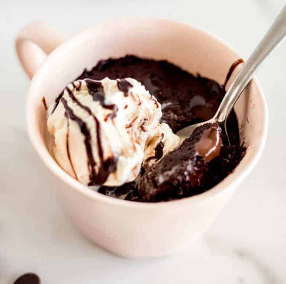 إليكم طريقة تحضير البراوني في كوب صغير وخلال 15 دقيقة فقط صورة رقم 4