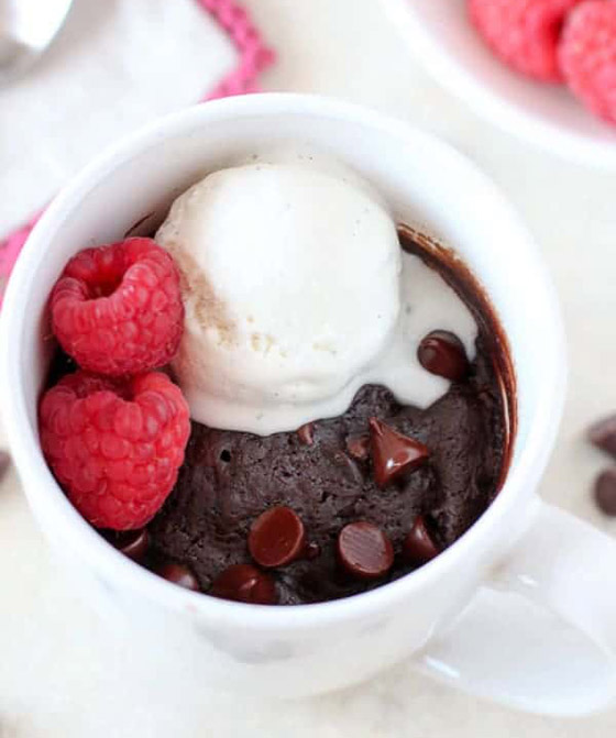 إليكم طريقة تحضير البراوني في كوب صغير وخلال 15 دقيقة فقط صورة رقم 8