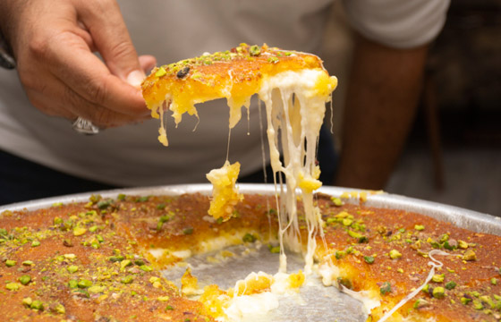 صنعها أهل نابلس في رمضان خصيصاً لمعاوية بن أبي سفيان.. قصة حلوى الكنافة صورة رقم 1