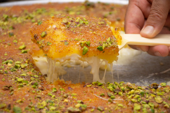 صنعها أهل نابلس في رمضان خصيصاً لمعاوية بن أبي سفيان.. قصة حلوى الكنافة صورة رقم 6